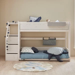 Niedriges Etagenbett mit Treppe