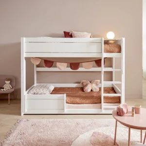 Niedriges Etagenbett mit gerader Leiter